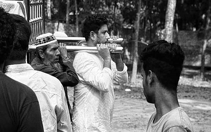 ফাহাদের কাঁধে বাবার লাশ, আপ্লুত পরিচালক দিলেন মায়ের লাশ বহনের ছবি